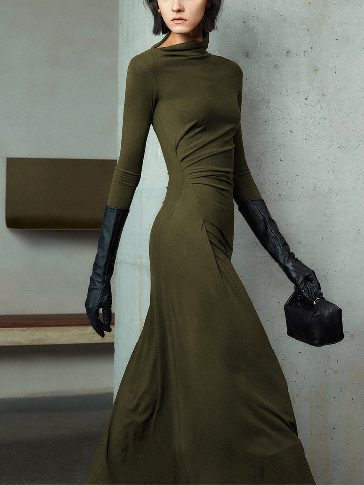Figurformiges Kleid mit asymmetrischem Ausschnitt und langen Ärmeln