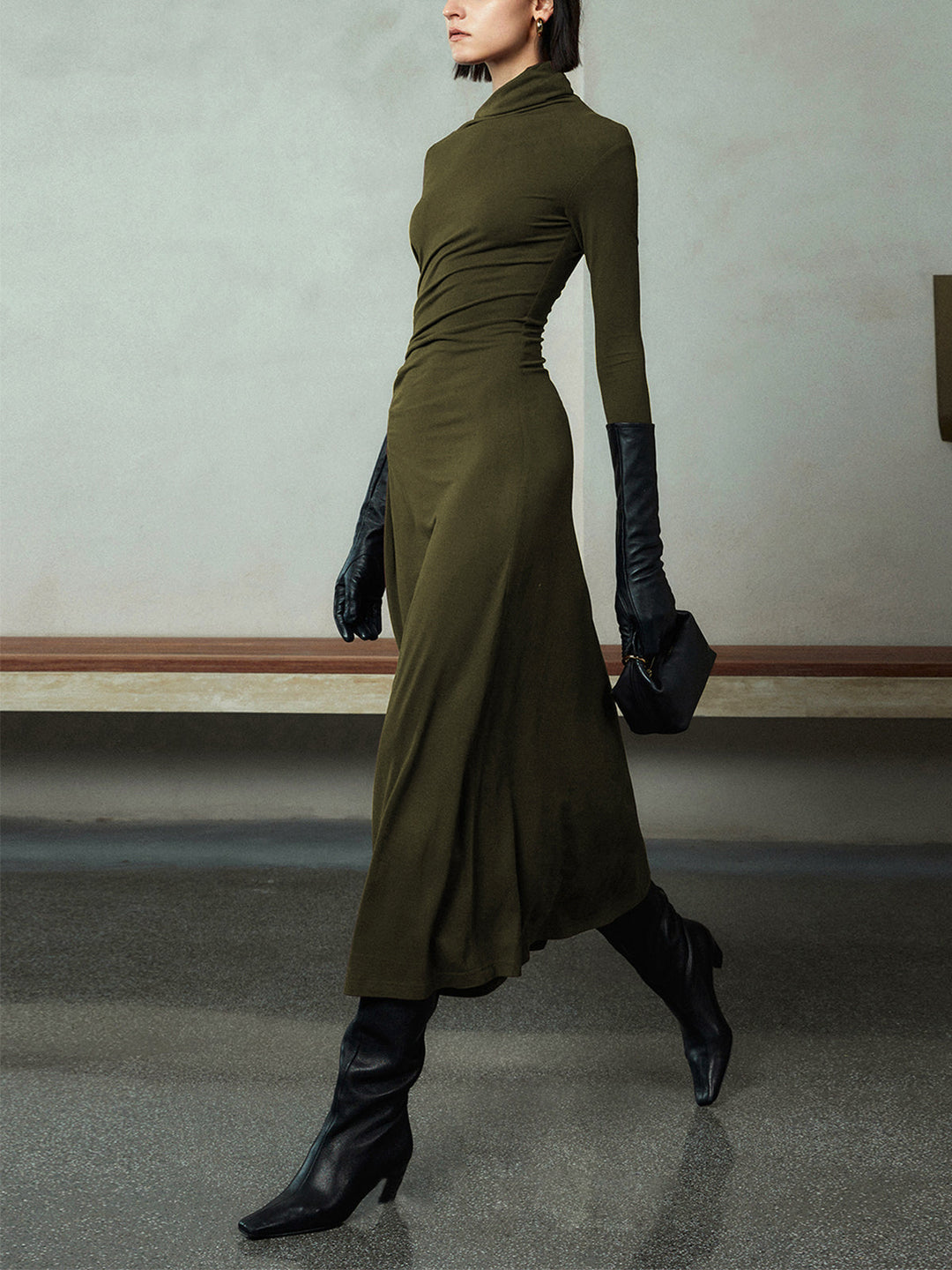 Figurformiges Kleid mit asymmetrischem Ausschnitt und langen Ärmeln