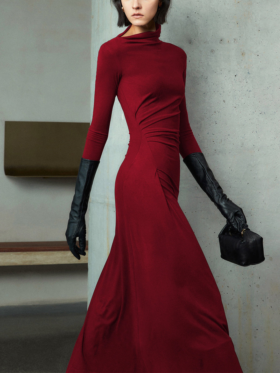 Figurformiges Kleid mit asymmetrischem Ausschnitt und langen Ärmeln