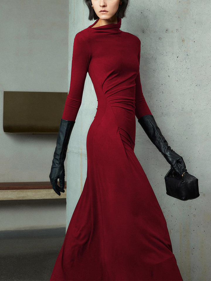 Figurformiges Kleid mit asymmetrischem Ausschnitt und langen Ärmeln