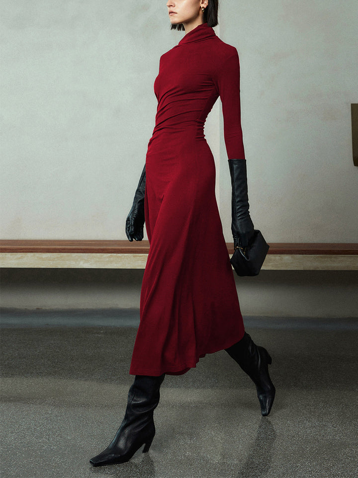 Figurformiges Kleid mit asymmetrischem Ausschnitt und langen Ärmeln