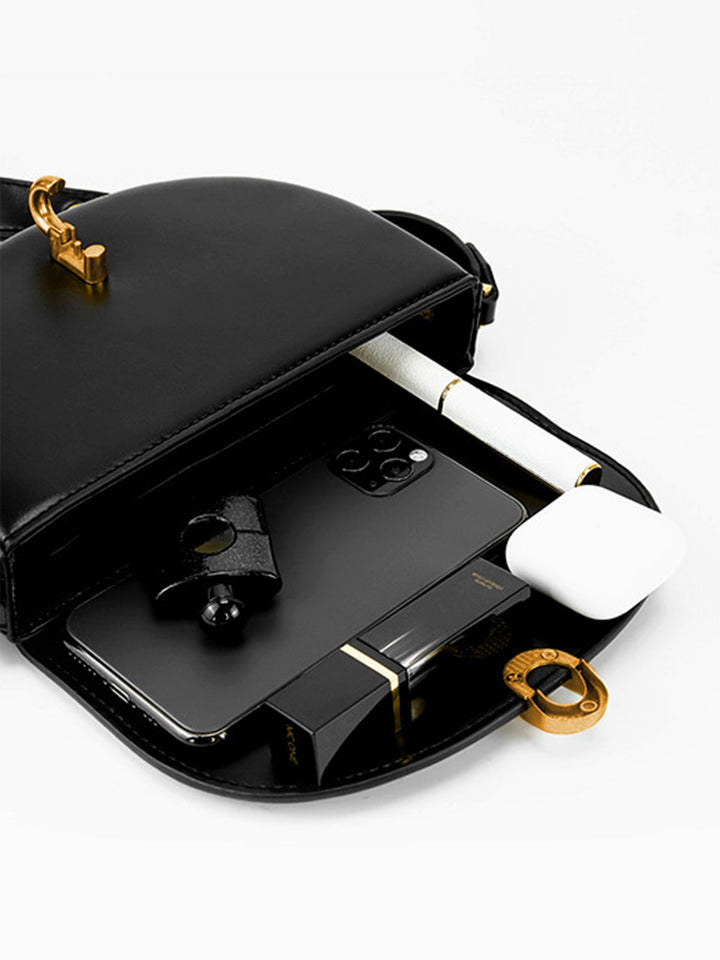 Tasche mit Magnetverschluss an der Schulter