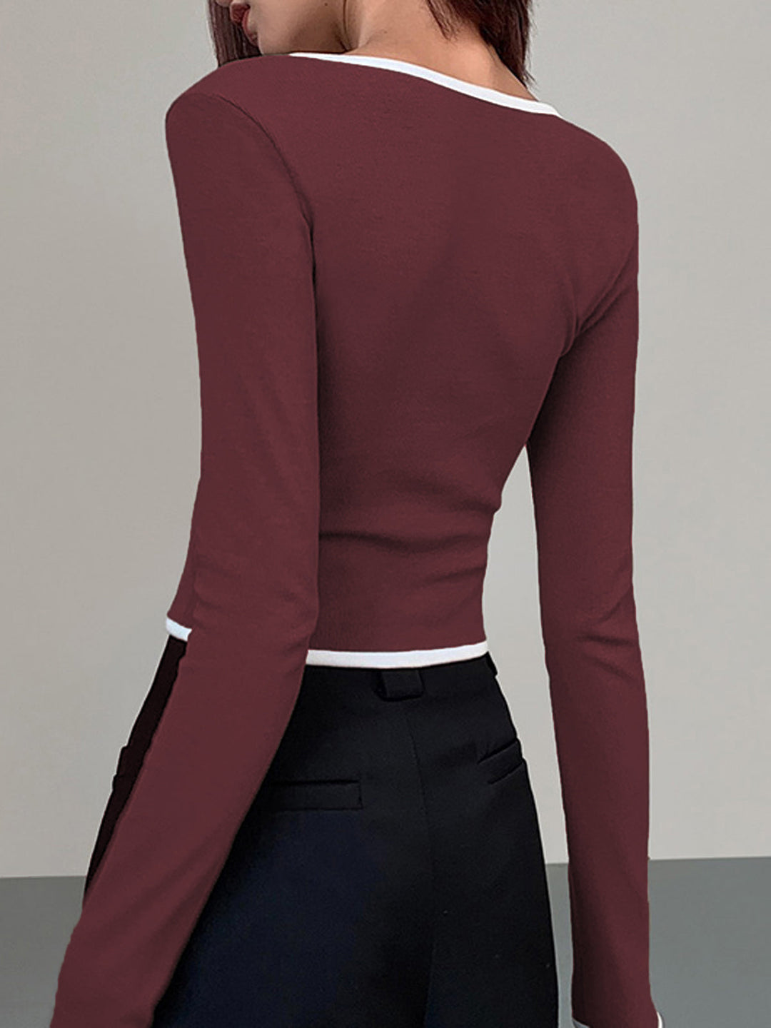 Langarmshirt aus Strick mit quadratischem Ausschnitt und Kontrastbesatz