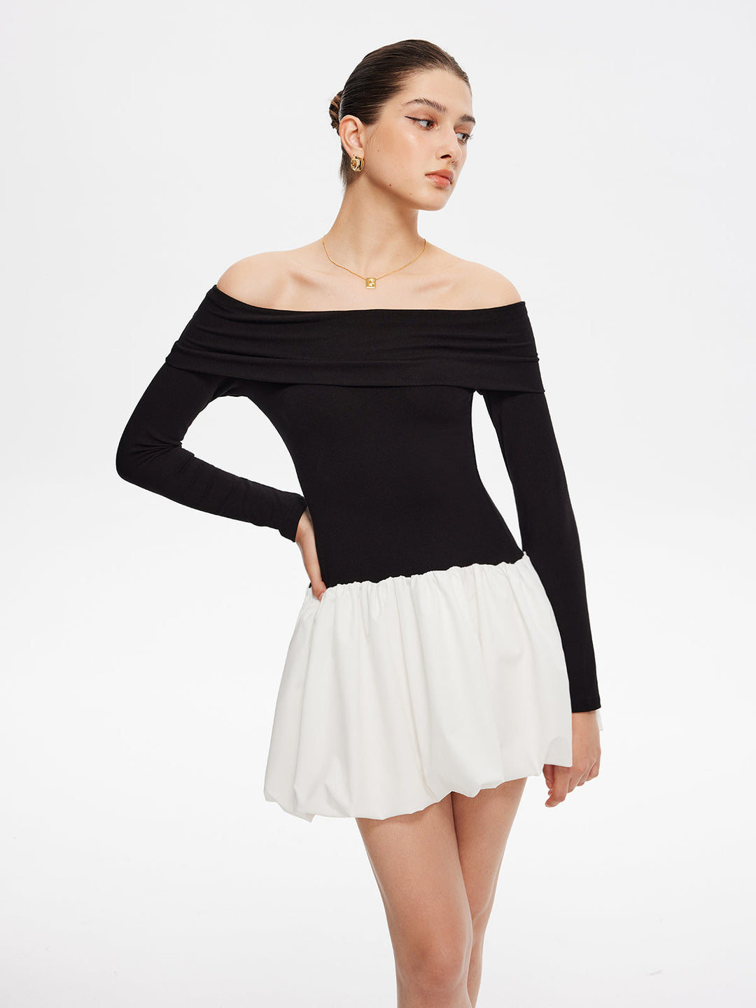 Zweifarbige Off-Shoulder-Blusenkleid mit Ballonärmeln