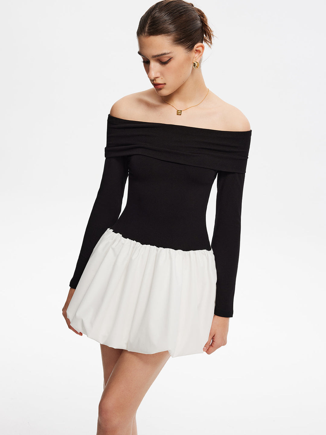 Zweifarbige Off-Shoulder-Blusenkleid mit Ballonärmeln