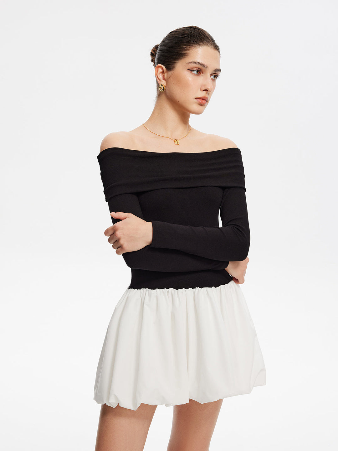 Zweifarbige Off-Shoulder-Blusenkleid mit Ballonärmeln