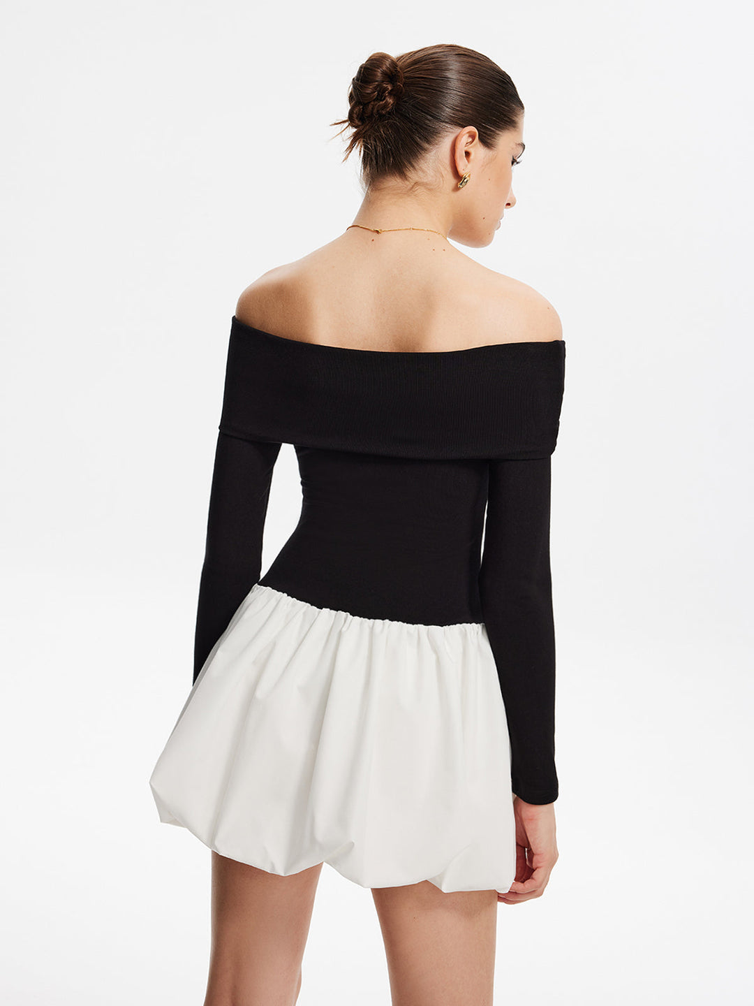 Zweifarbige Off-Shoulder-Blusenkleid mit Ballonärmeln