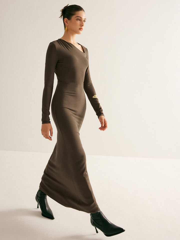 Schlichtes Langarmkleid mit asymmetrischem Halsausschnitt