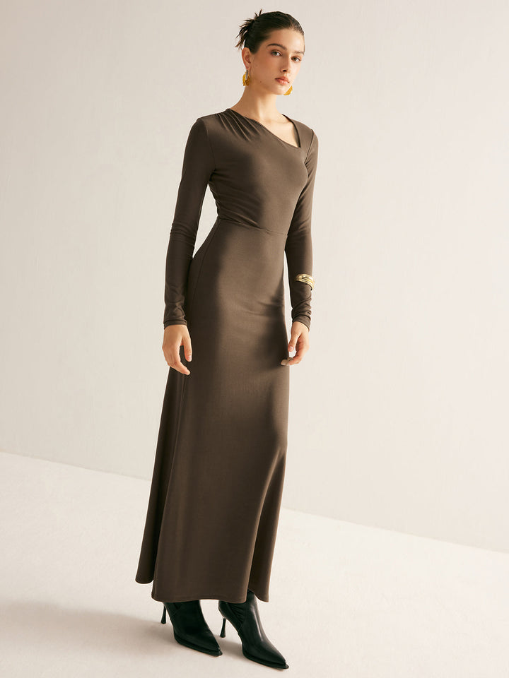 Schlichtes Langarmkleid mit asymmetrischem Halsausschnitt