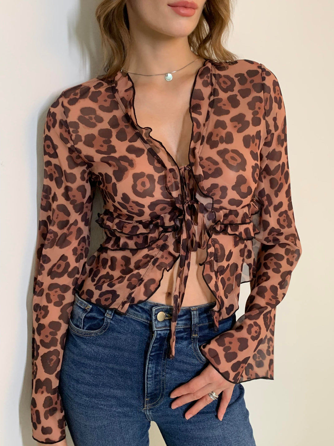 Bluse mit Leo-Print, Halbtransparent und Rüschen-V-Ausschnitt