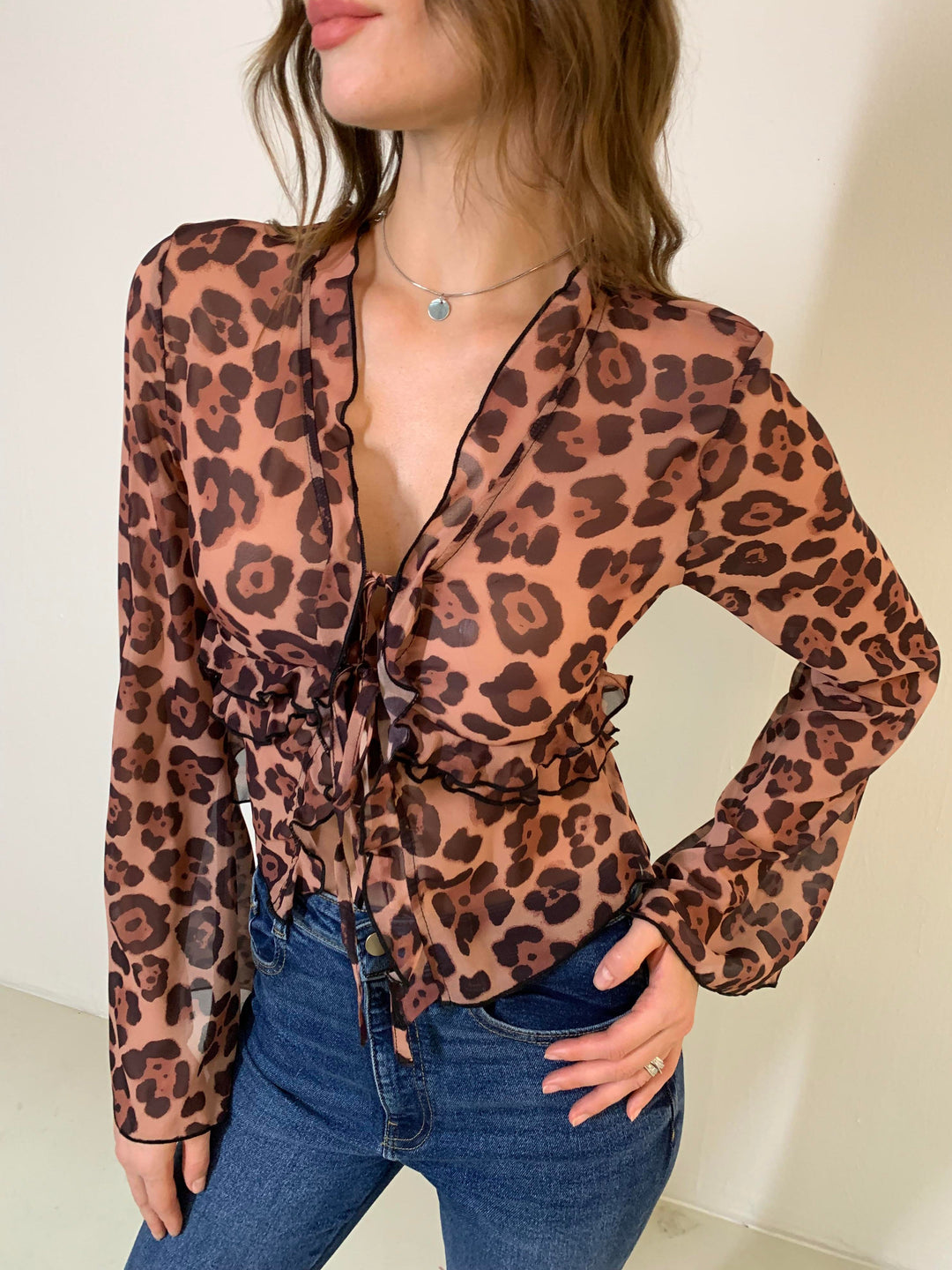 Bluse mit Leo-Print, Halbtransparent und Rüschen-V-Ausschnitt