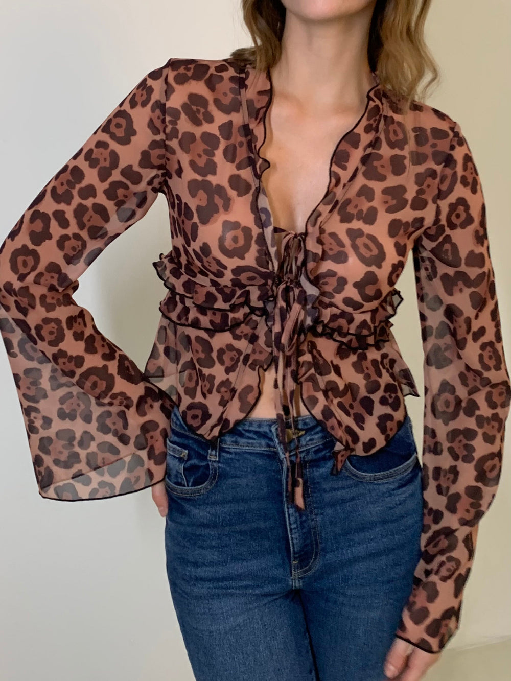 Bluse mit Leo-Print, Halbtransparent und Rüschen-V-Ausschnitt
