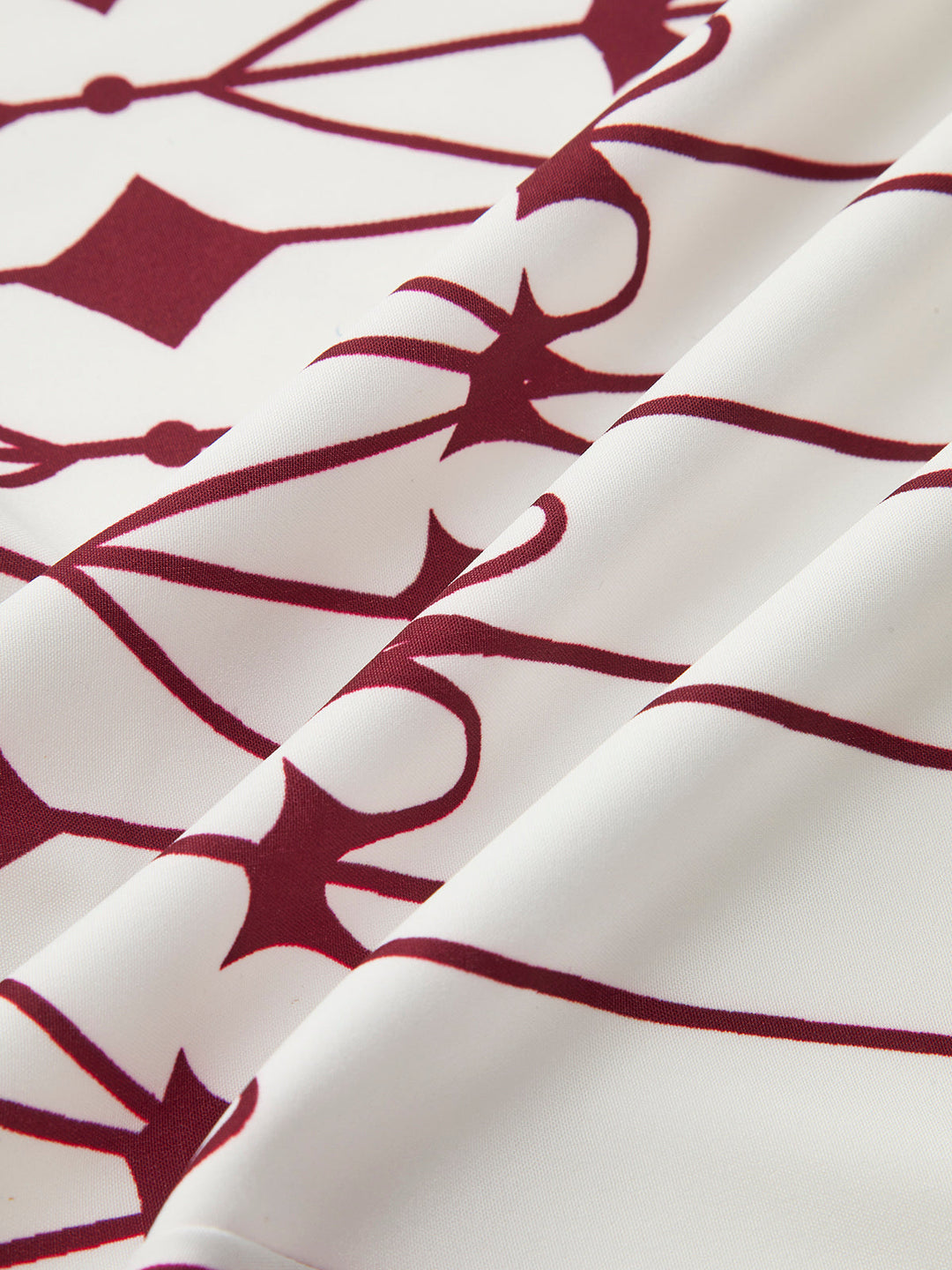 Böhmisches Kleid mit Stehkragen und Schlitz