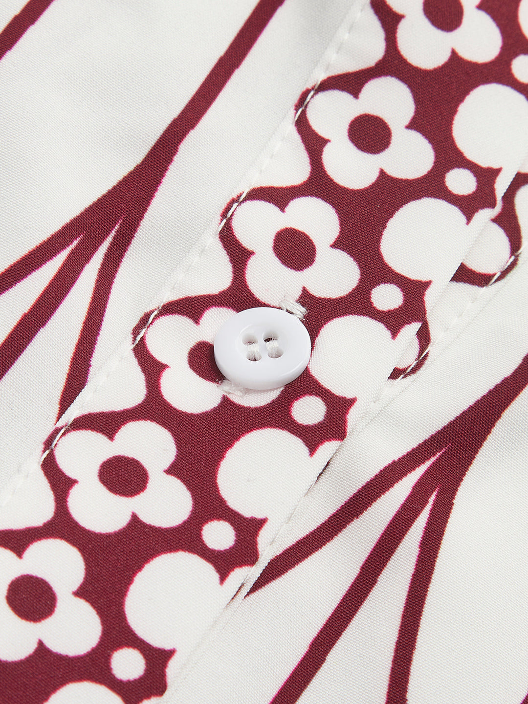 Böhmisches Kleid mit Stehkragen und Schlitz