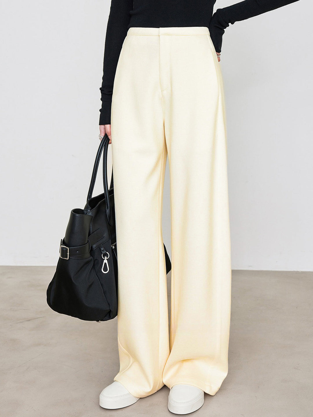Minimalistische Hosen mit weiten Beinen und Taschen