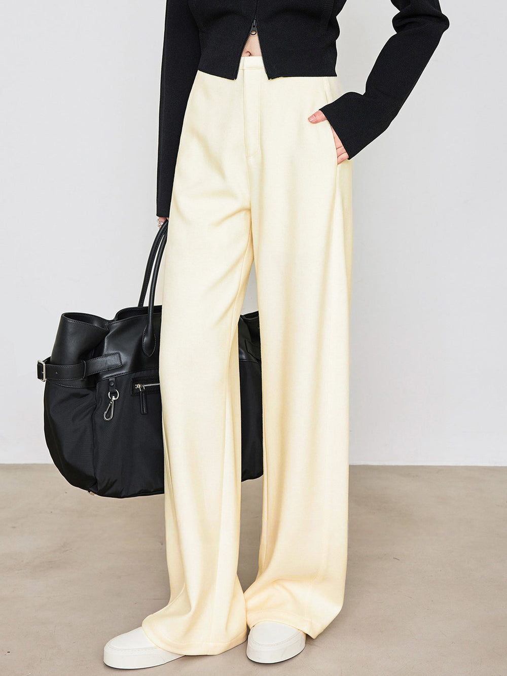 Minimalistische Hosen mit weiten Beinen und Taschen
