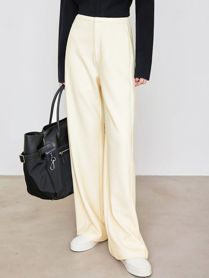 Minimalistische Hosen mit weiten Beinen und Taschen