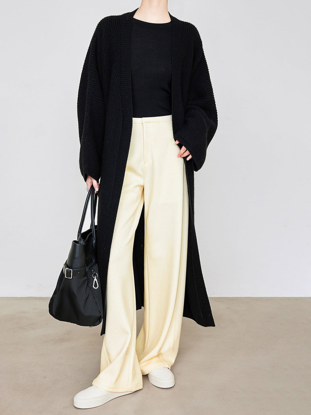 Minimalistische Hosen mit weiten Beinen und Taschen