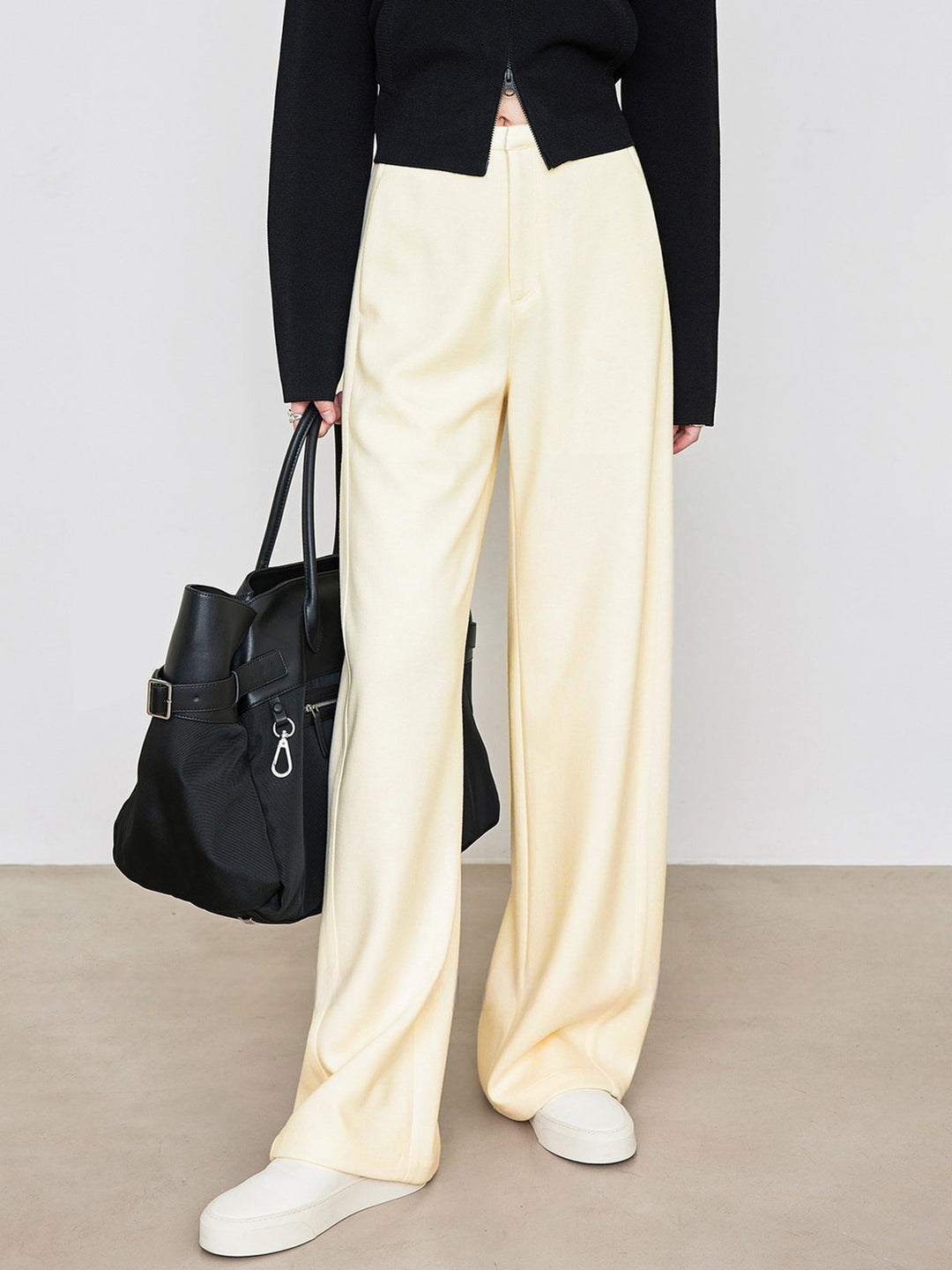 Minimalistische Hosen mit weiten Beinen und Taschen