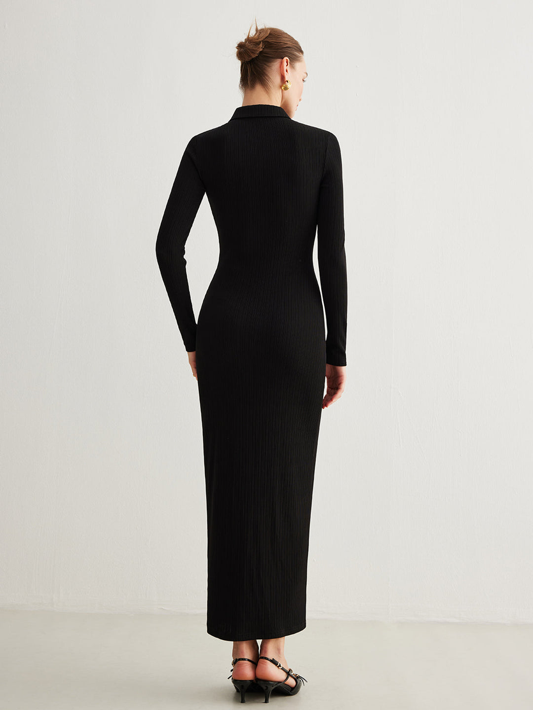 Metallknof-Kleid mit geteiltem Revers