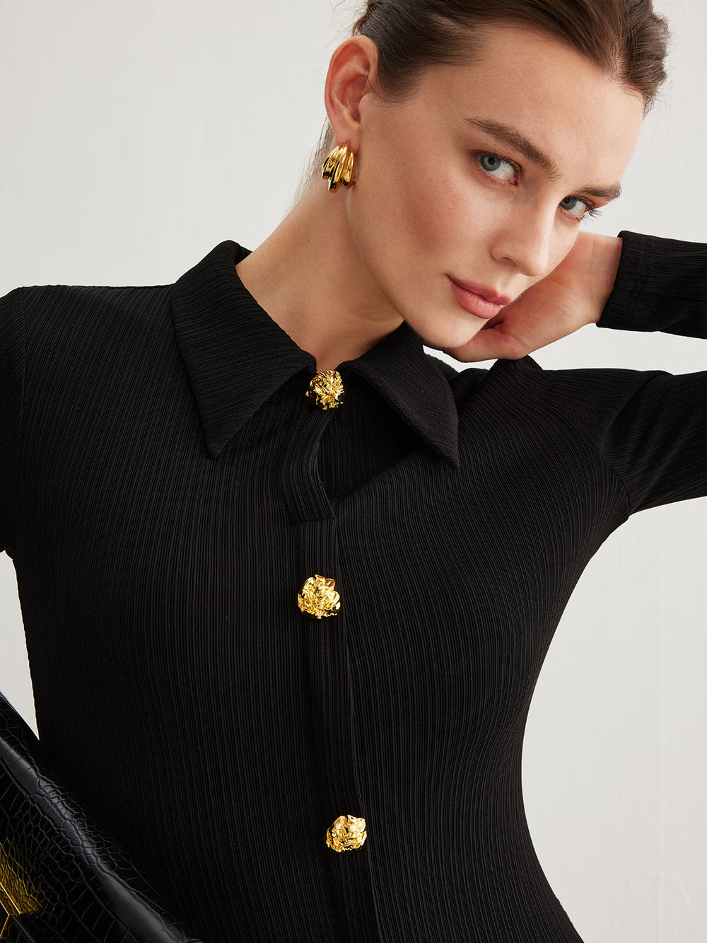 Metallknof-Kleid mit geteiltem Revers
