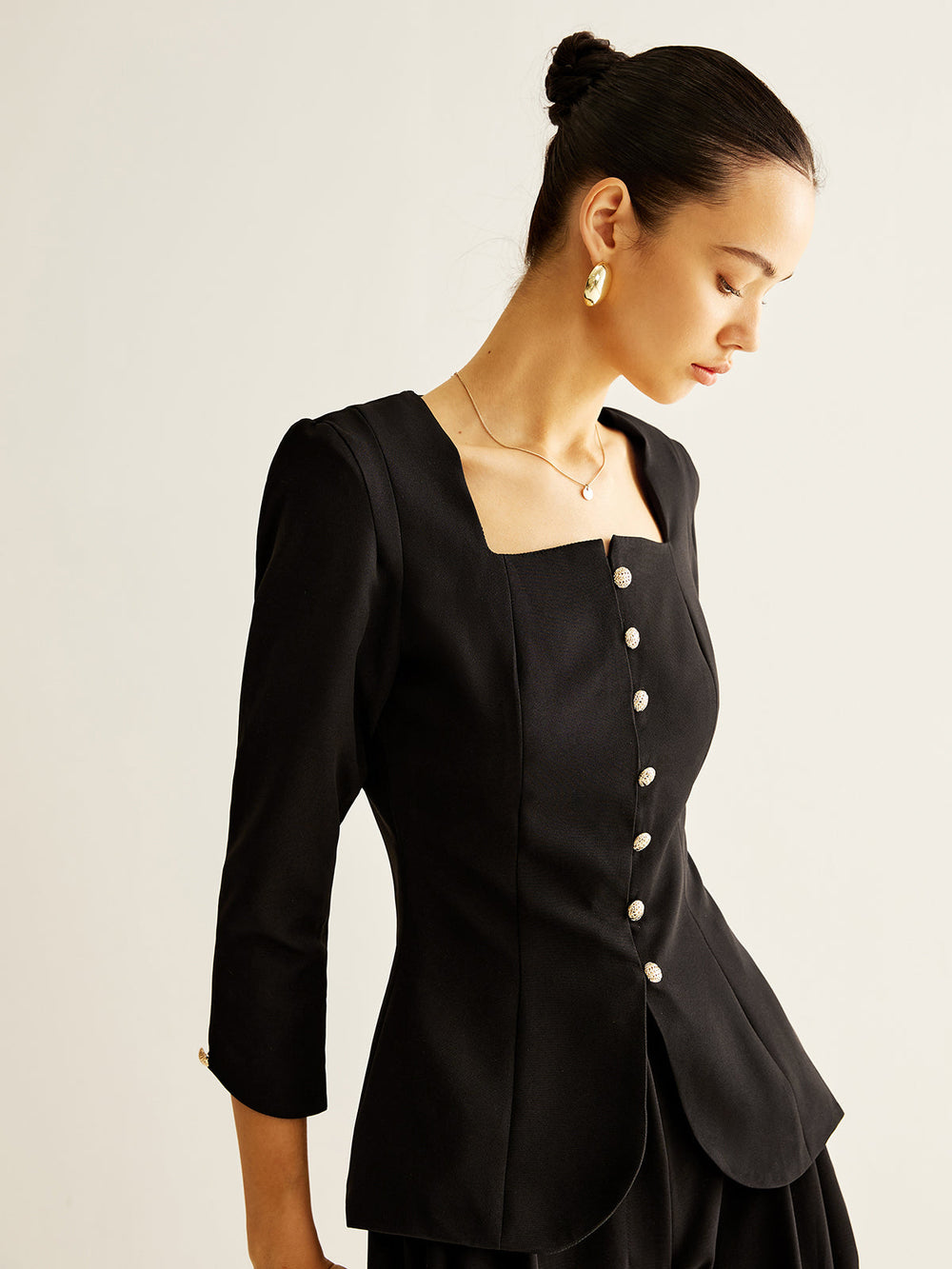 Bluse mit quadratischem Ausschnitt und Schlitz