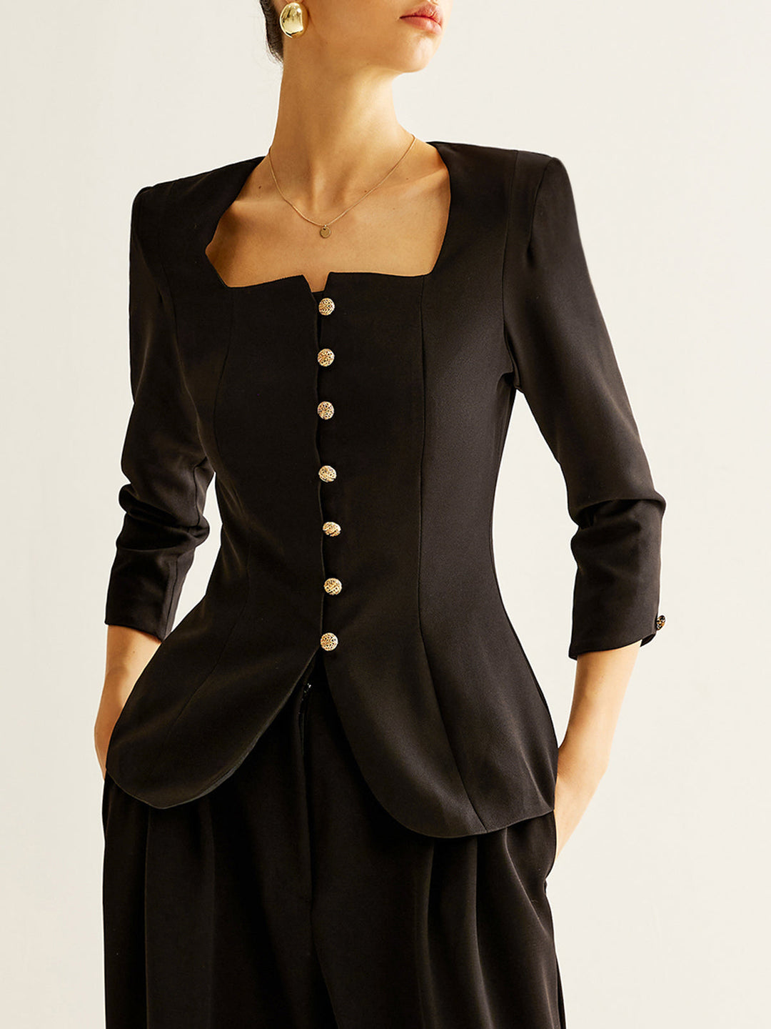 Bluse mit quadratischem Ausschnitt und Schlitz