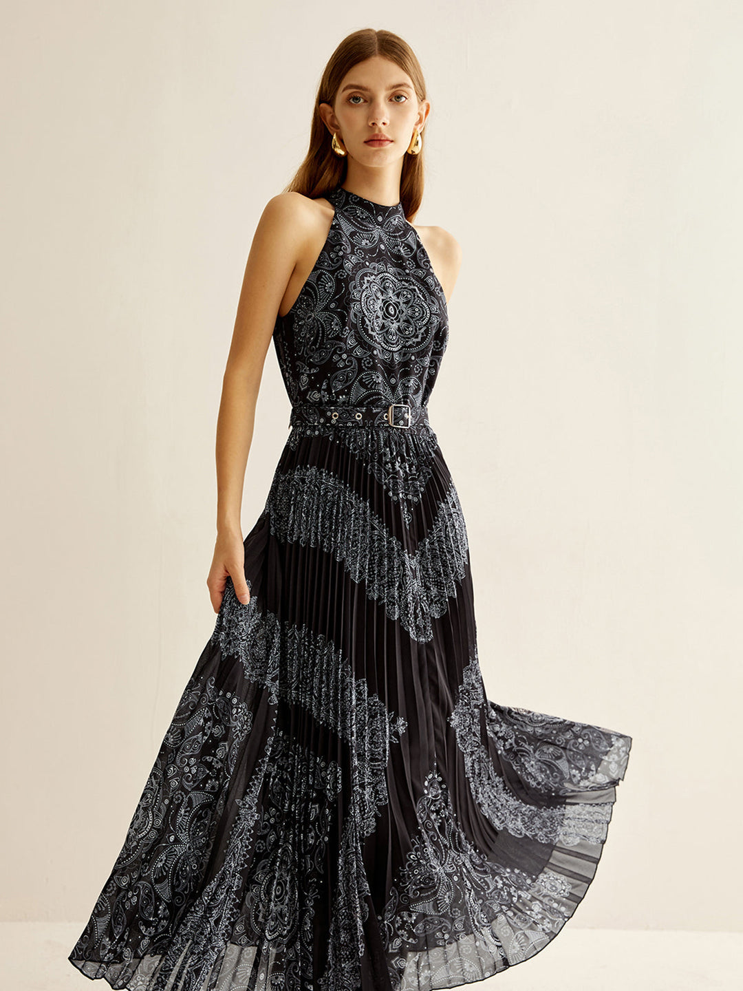 Böhmisches ärmelloses Faltenkleid mit Gürtel