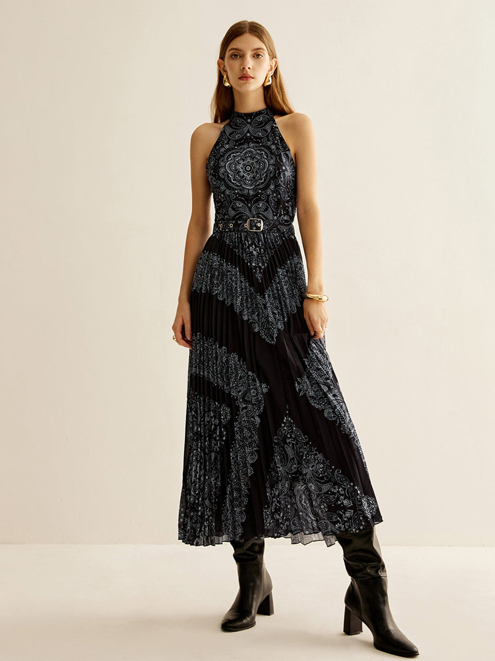 Böhmisches ärmelloses Faltenkleid mit Gürtel