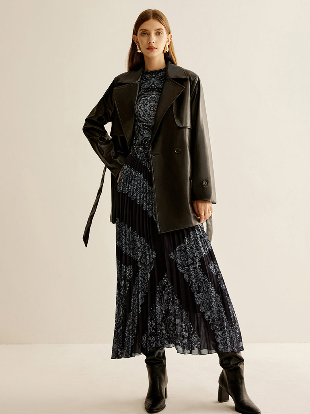 Böhmisches ärmelloses Faltenkleid mit Gürtel