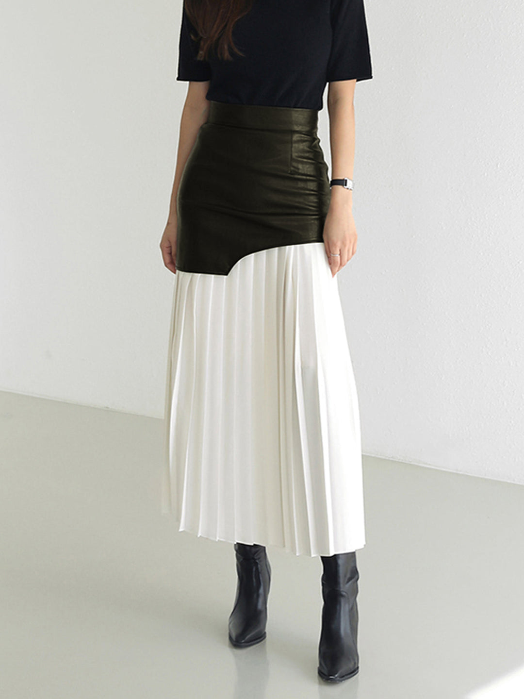 Asymmetrischer Maxirock aus Kunstleder und Chiffon mit Falten