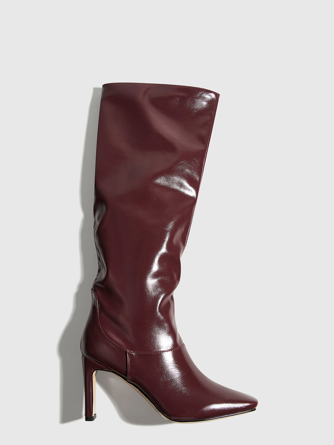Hochhackige Stiefeletten mit quadratischer Spitze bis zum Knie