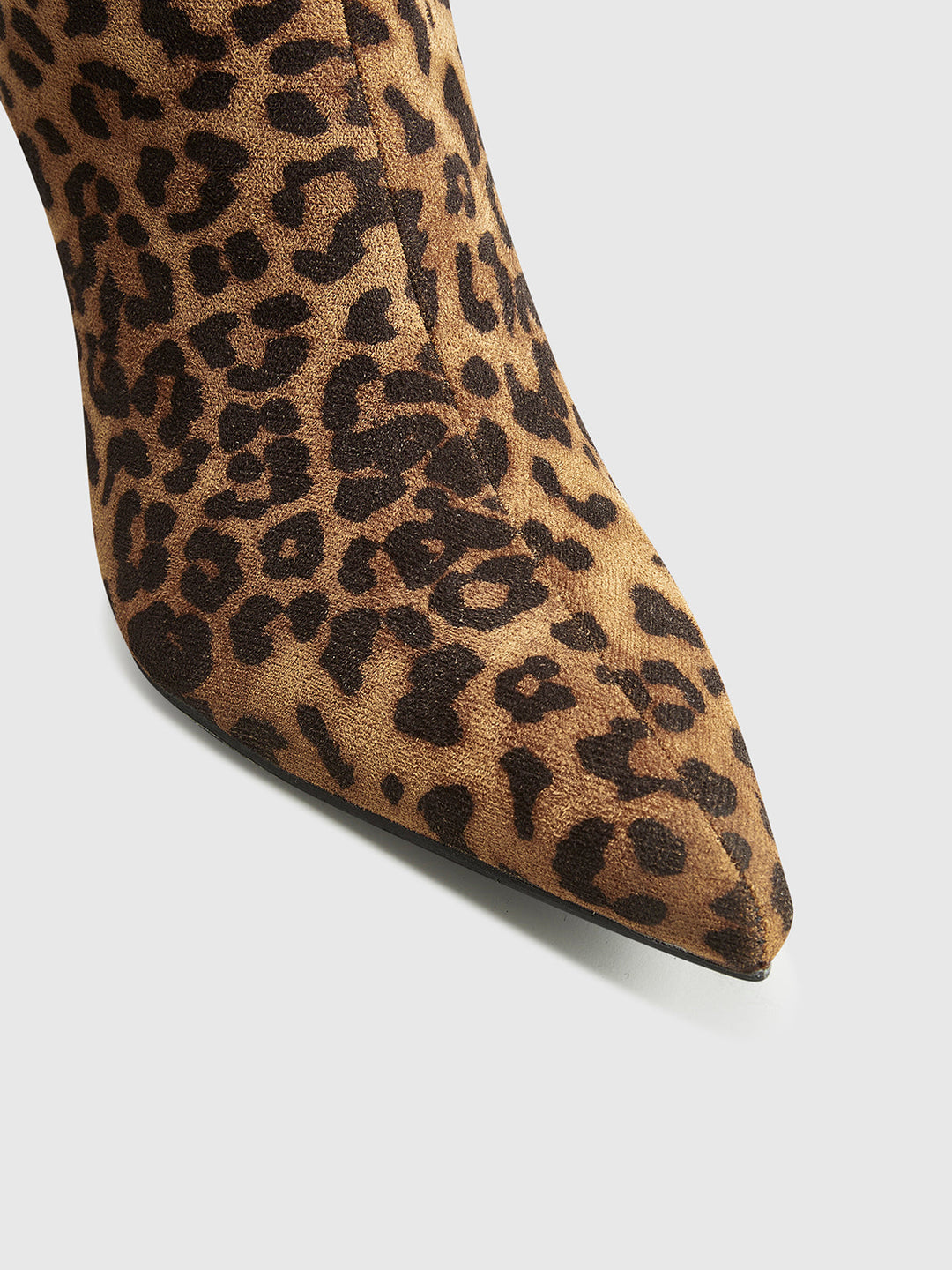 Knöchelhohe Reißverschlussstiefel mit Leopardenmuster