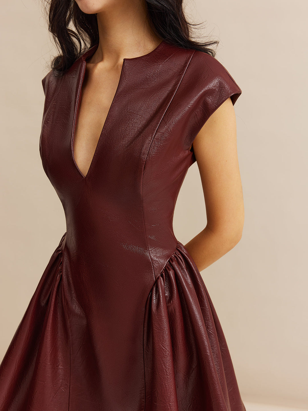 Faux-Ledermischung-Kleid mit Falten