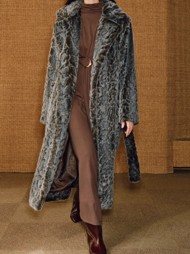 Rollkragen-Kleid mit Knoten und Falten
