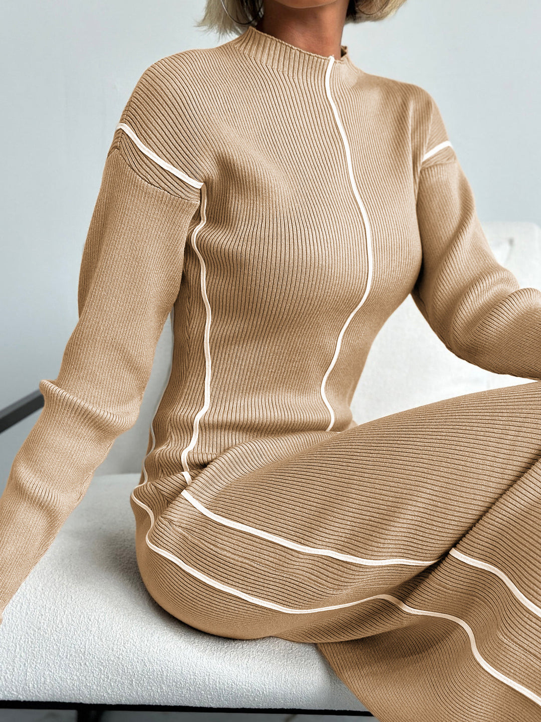 Rippenkleid mit Kontrastpaspelierung