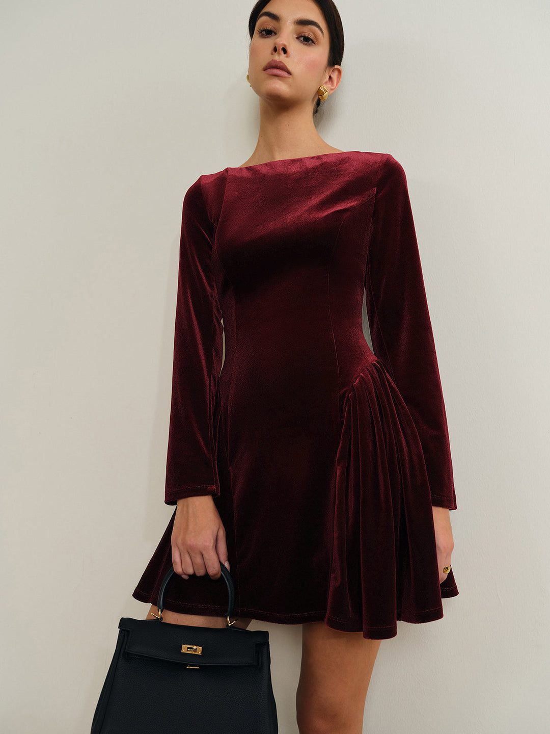Plissiertes Samtkleid mit Einsätzen