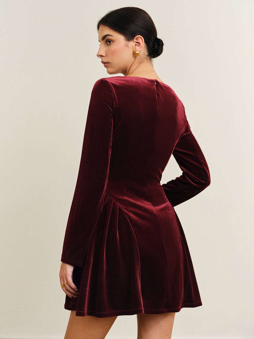 Plissiertes Samtkleid mit Einsätzen