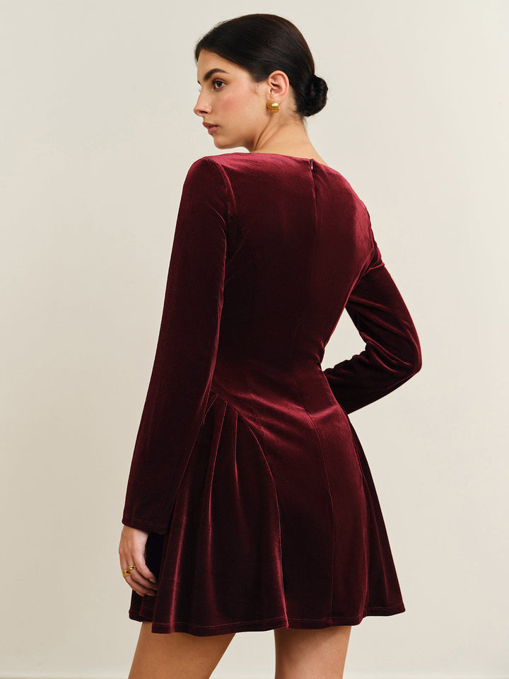 Plissiertes Samtkleid mit Einsätzen