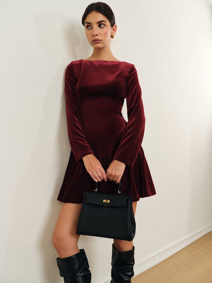 Plissiertes Samtkleid mit Einsätzen