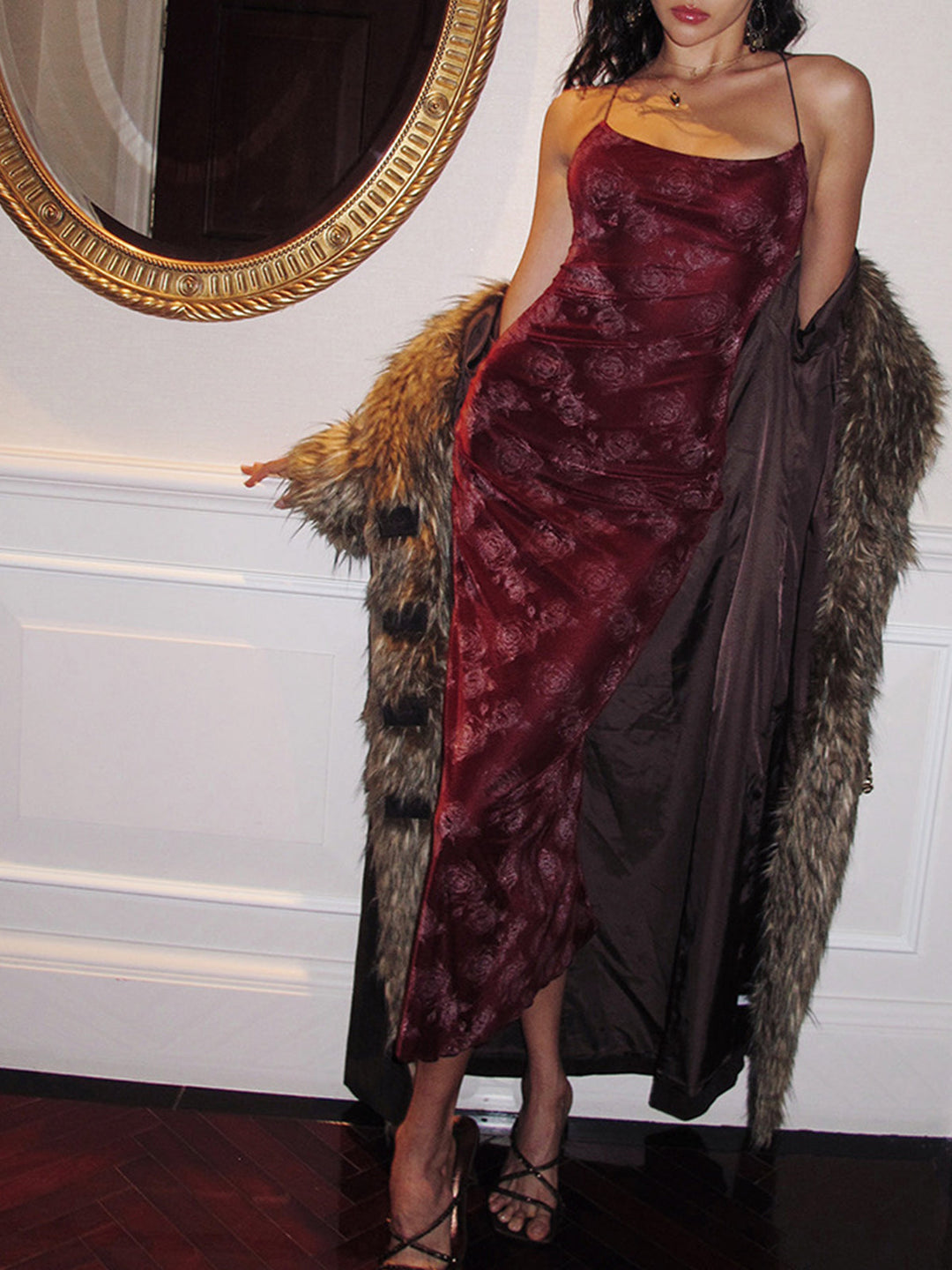 Rote Samt-Trägerkleid