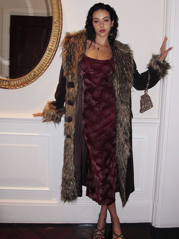 Rote Samt-Trägerkleid