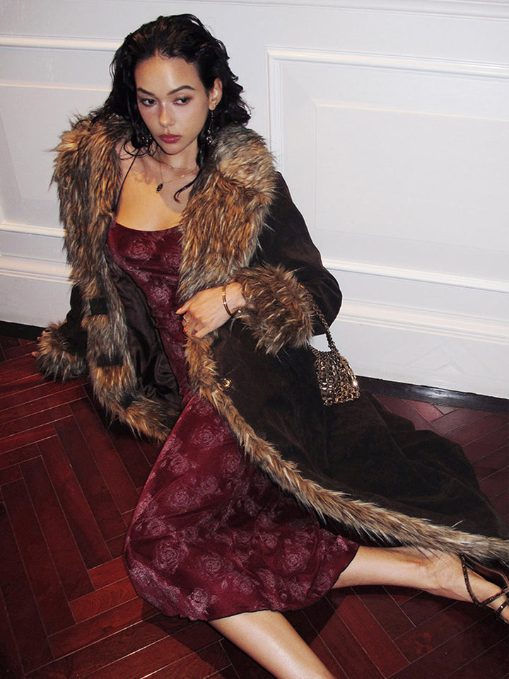 Rote Samt-Trägerkleid