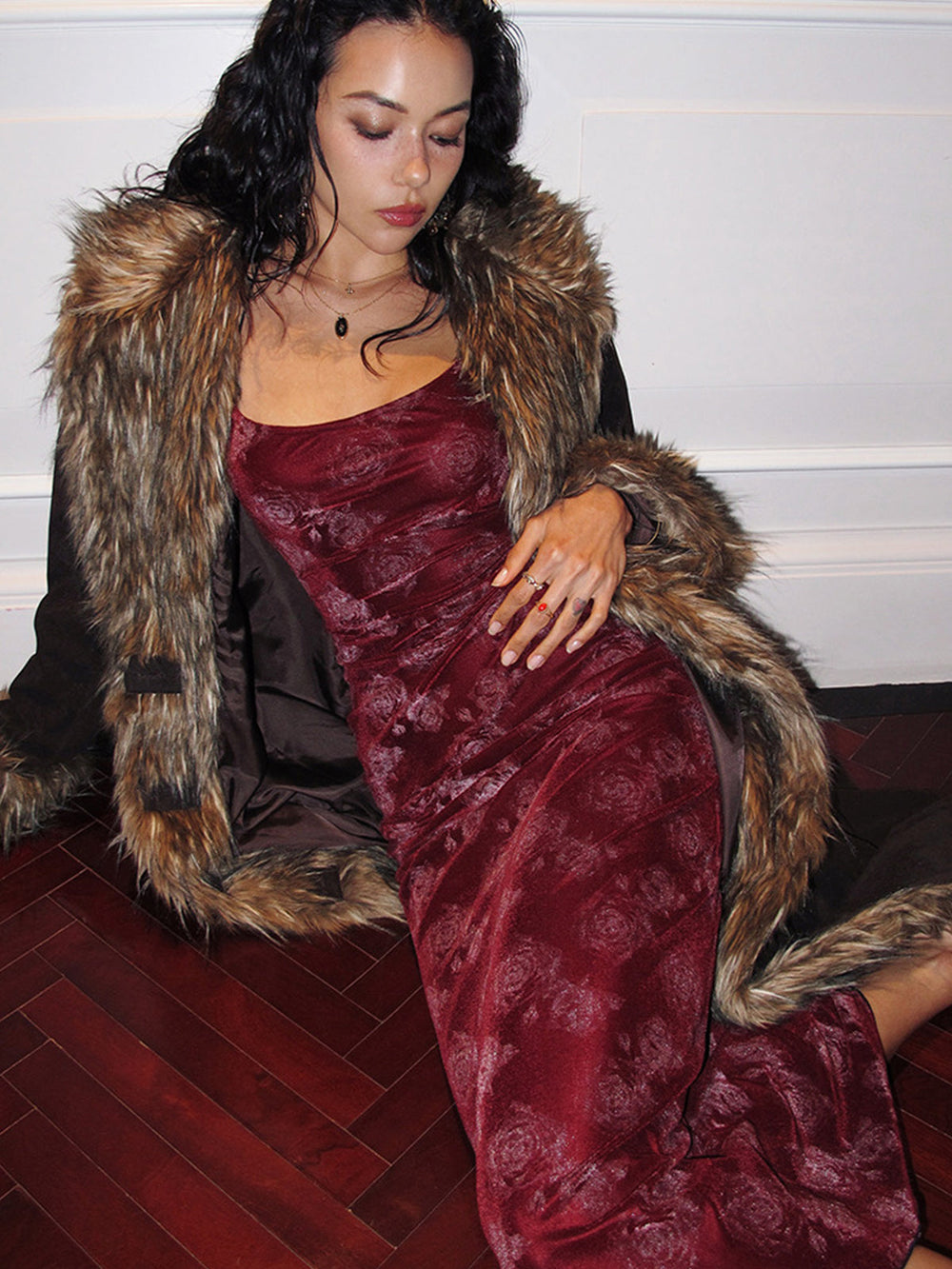 Rote Samt-Trägerkleid