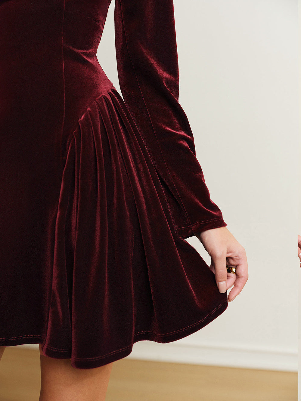Plissiertes Samtkleid mit Einsätzen