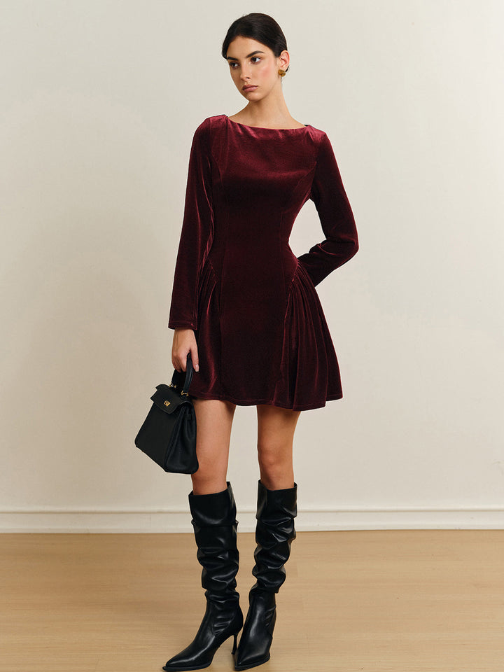 Plissiertes Samtkleid mit Einsätzen