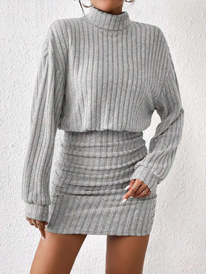 Geripptes Kurz-Kleid mit Rollkragen