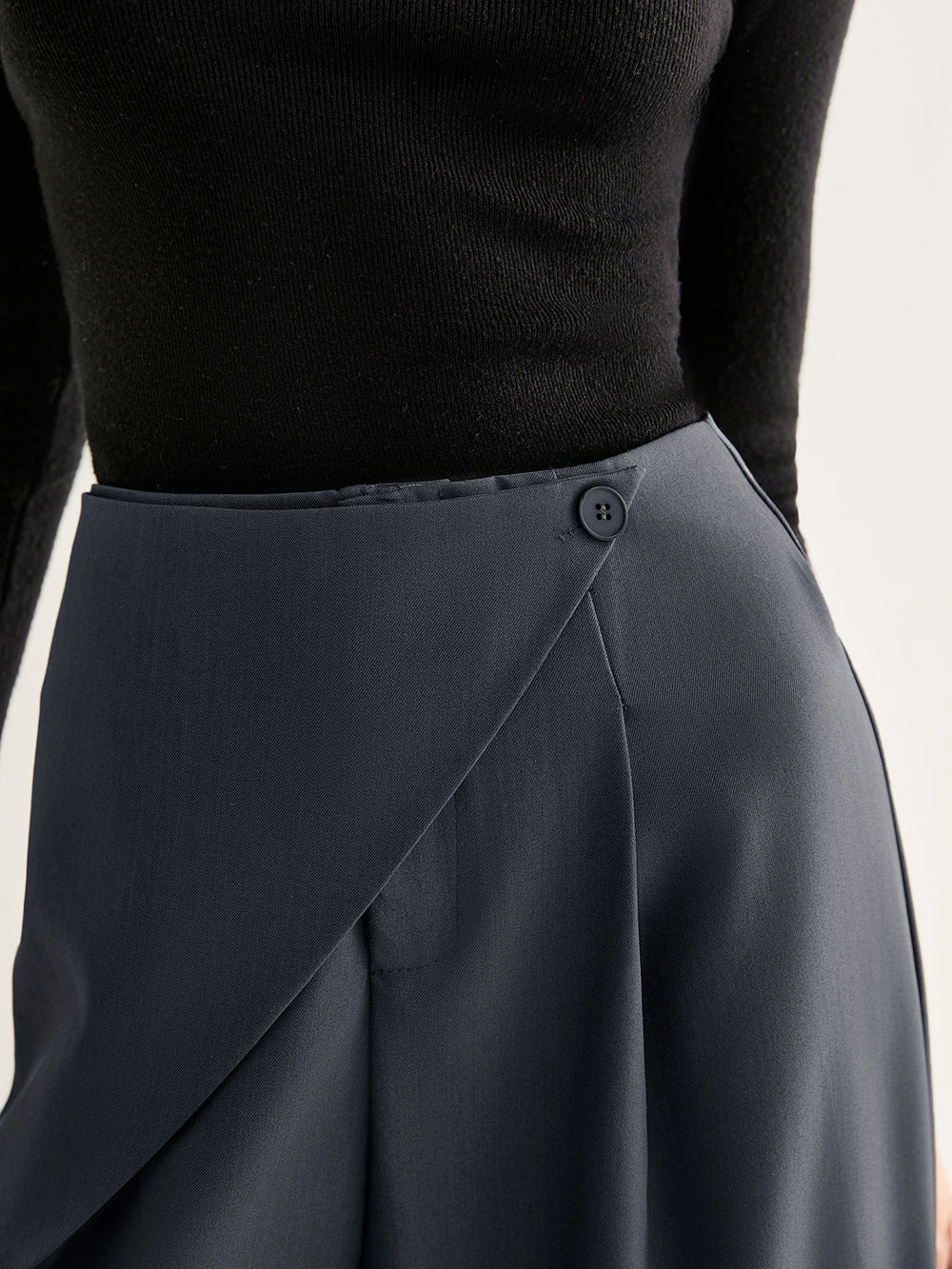 Asymmetrische Hosen mit weitem Bein