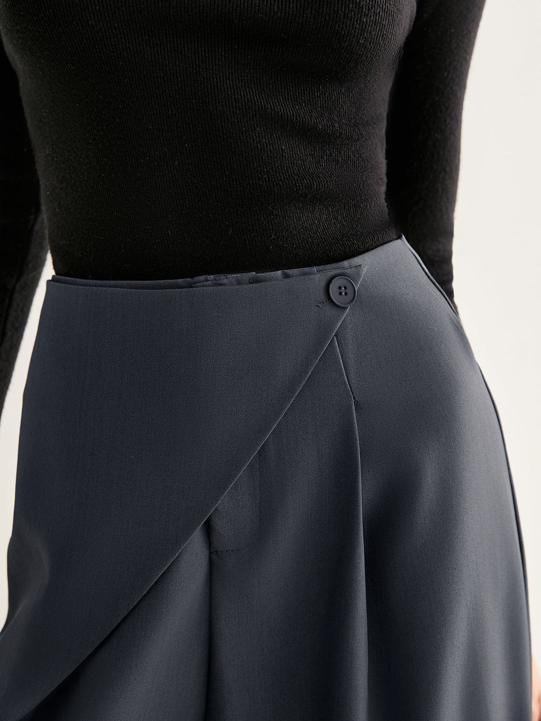 Asymmetrische Hosen mit weitem Bein