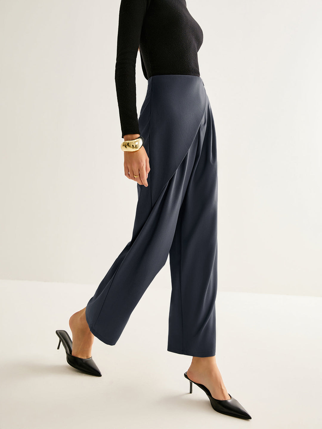 Asymmetrische Hosen mit weitem Bein